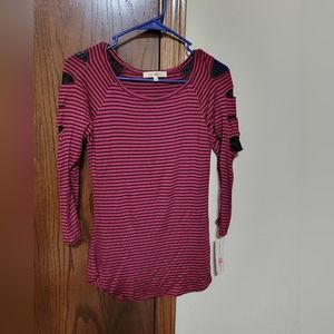 Cute lace sliced arm shirt size M